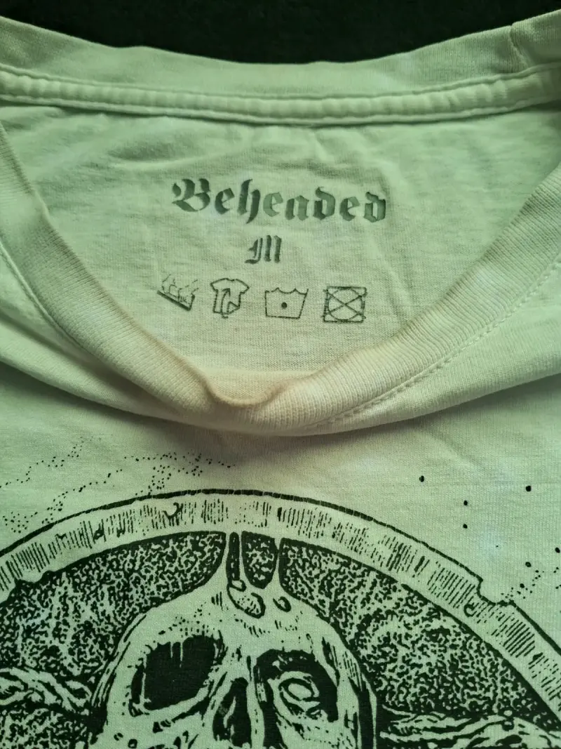 Polera Beheaded con diseño gráfico de calavera - 3