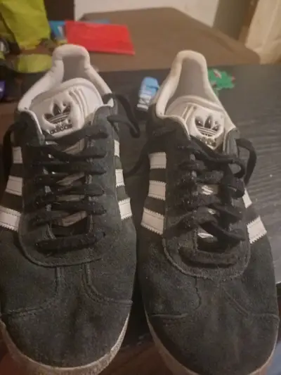 Zapatillas deportivas de cueroAdidas negras usadas - miniatura 1