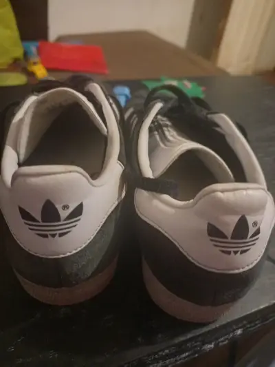Zapatillas deportivas de cueroAdidas negras usadas - miniatura 2
