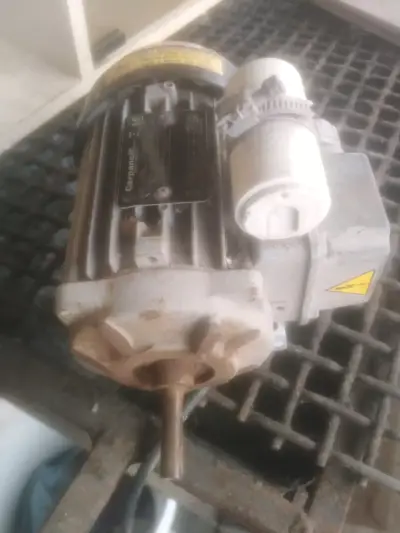 Motor eléctrico Carpanelli trifásico usado - miniatura 3