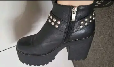 Botines Negros de Cuero con Tachas $15 $10 - miniatura 1
