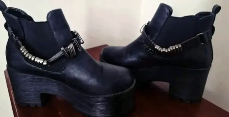 Botines Negros de Cuero con Tachas $15 $10 - 2