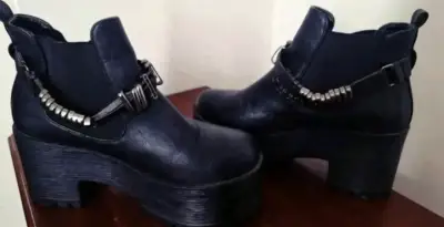 Botines Negros de Cuero con Tachas $15 $10 - miniatura 2