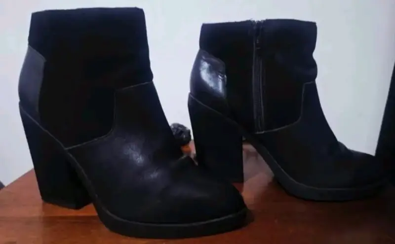 Botines Negros de Cuero con Tachas $15 $10 - 3