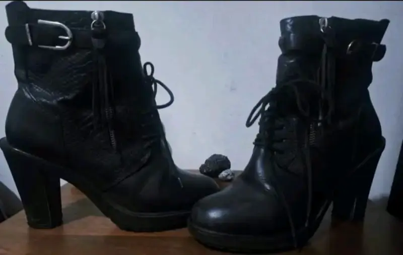 Botines Negros de Cuero con Tachas $15 $10 - 4
