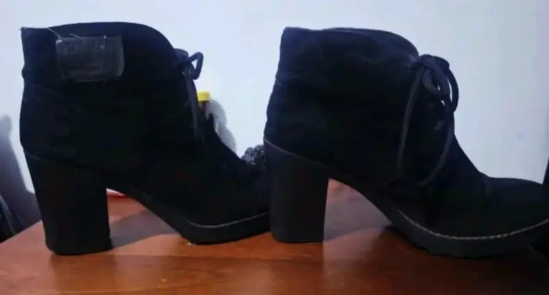 Botines Negros de Cuero con Tachas $15 $10 - 5