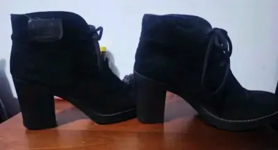 Botines Negros de Cuero con Tachas $15 $10 - miniatura 5