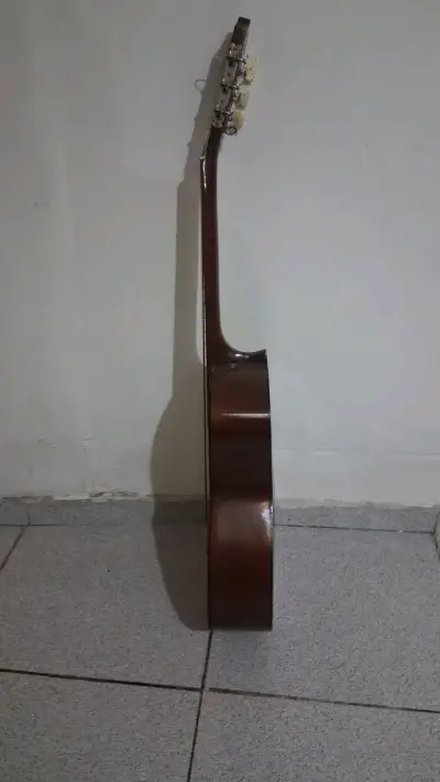 Guitarra acústica clásica de madera - miniatura 2
