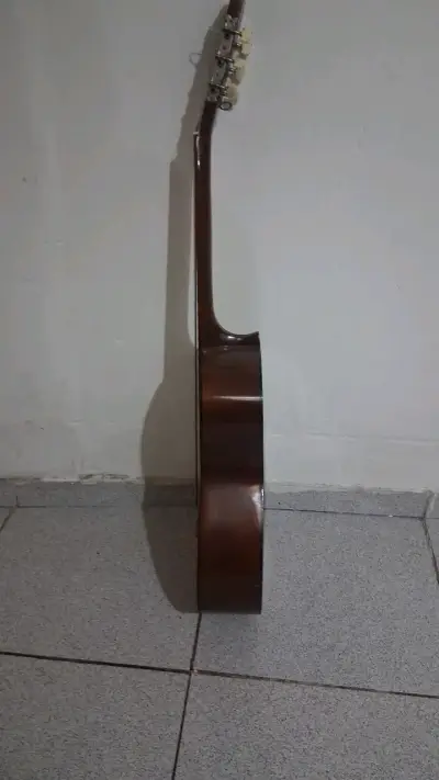 Guitarra acústica clásica de madera - miniatura 3