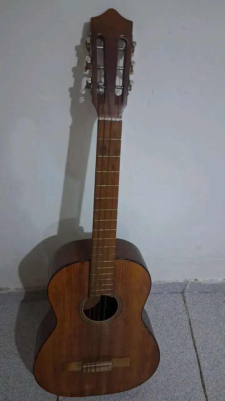 Guitarra acústica clásica de madera - 5