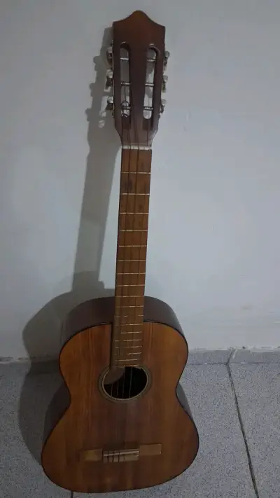 Guitarra acústica clásica de madera - miniatura 5
