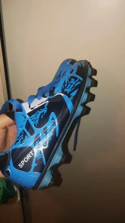 N°31 Botines de fútbol azul con diseño deportivo - miniatura 1