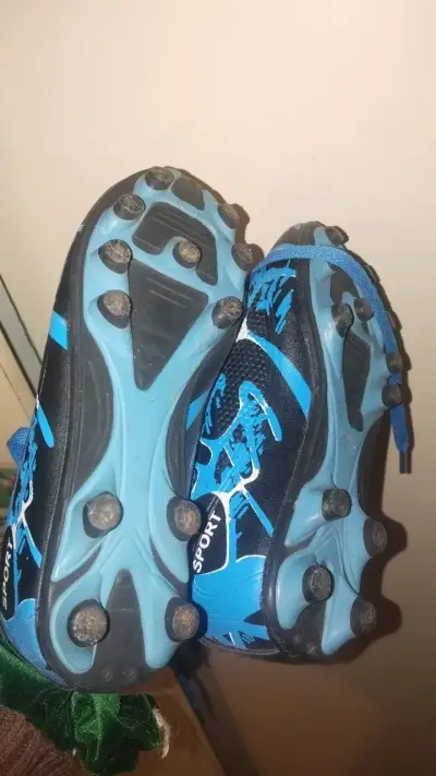 N°31 Botines de fútbol azul con diseño deportivo - miniatura 2