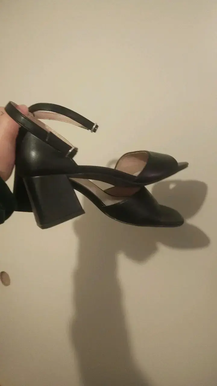 Sandalias de tacón negro elegantes - 1