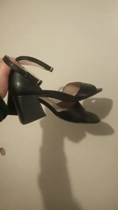 Sandalias de tacón negro elegantes - miniatura 1