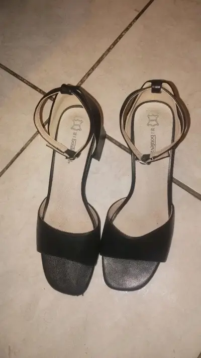 Sandalias de tacón negro elegantes - miniatura 2