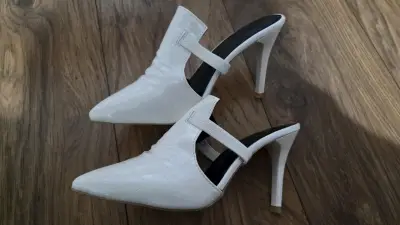 Zapatos de tacón alto blancos elegantes - miniatura 1