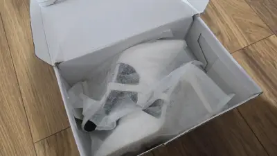 Zapatos de tacón alto blancos elegantes - miniatura 2