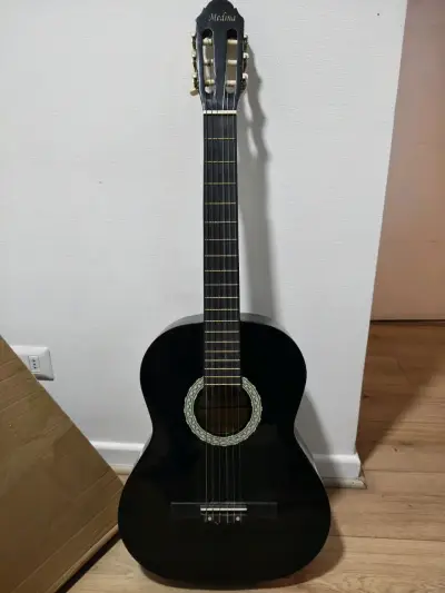 Guitarra clásica negra Medina en buen estado - miniatura 1