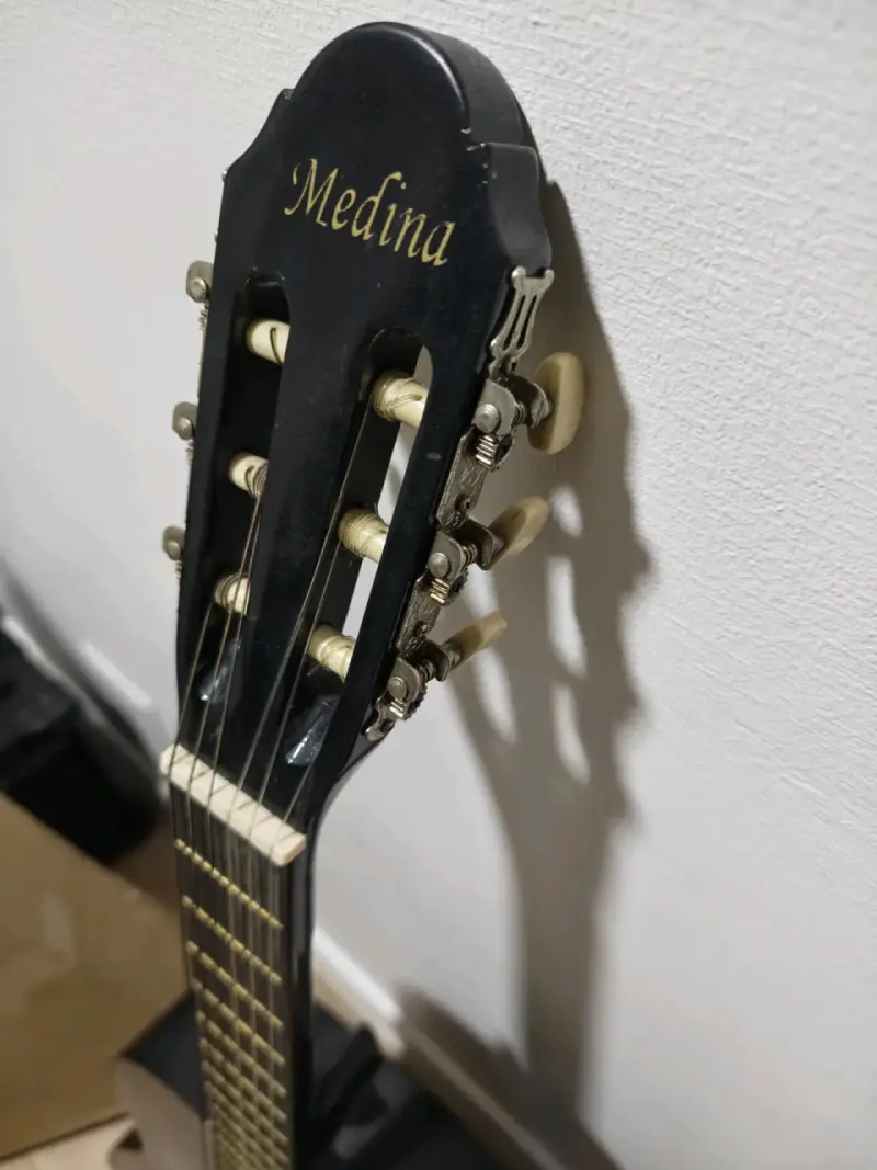 Guitarra clásica negra Medina en buen estado - 2