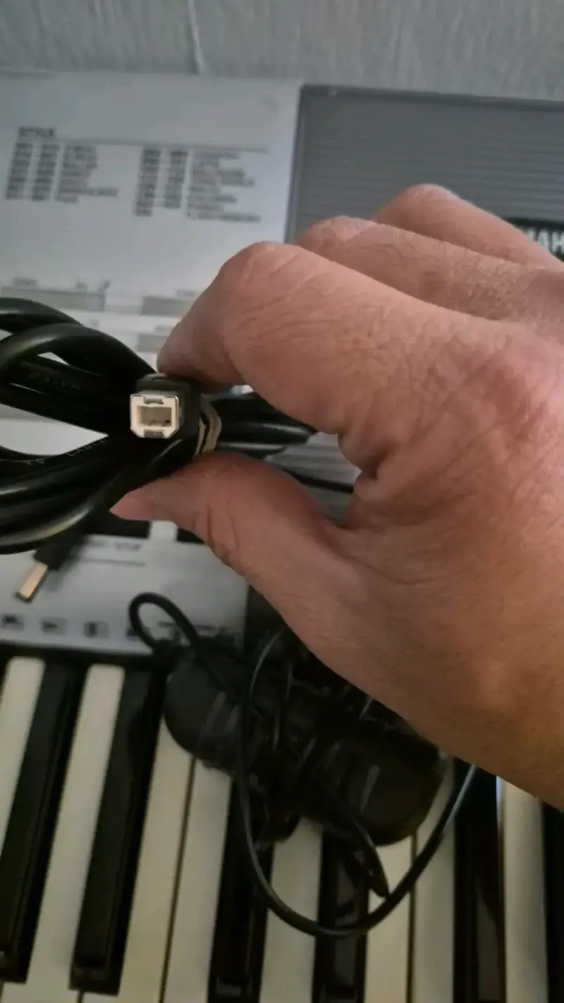 Teclado Yamaha PSR-E403 con pantalla LCD - 2