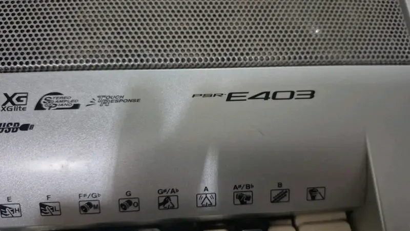 Teclado Yamaha PSR-E403 con pantalla LCD - 3