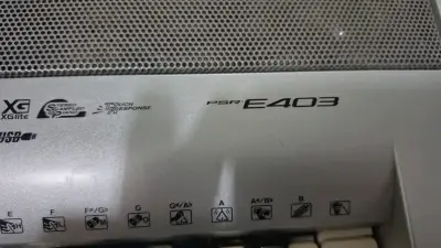 Teclado Yamaha PSR-E403 con pantalla LCD - miniatura 3