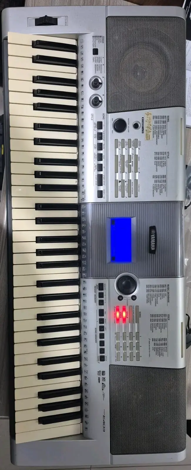 Teclado Yamaha PSR-E403 con pantalla LCD - 4