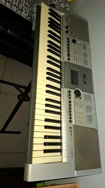 Teclado Yamaha PSR-E403 con pantalla LCD - miniatura 6