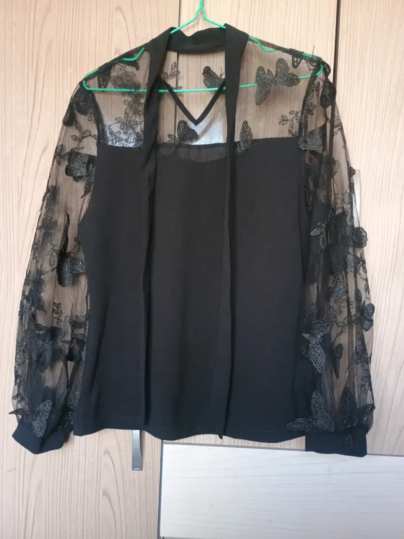 Blusa negra con encaje y mariposas talla 0XL