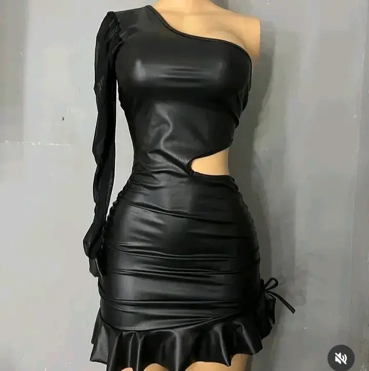 Vestido negro asimétrico de cuero sintético