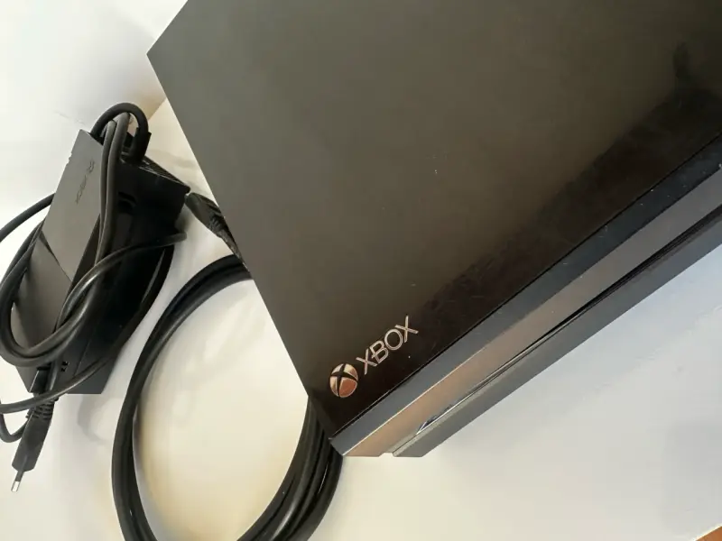 Consola Xbox One con cables incluidos - 1