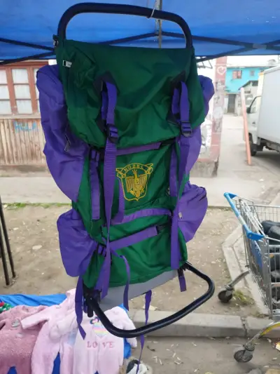 Mochila de senderismo verde y morada con estructura - miniatura 1