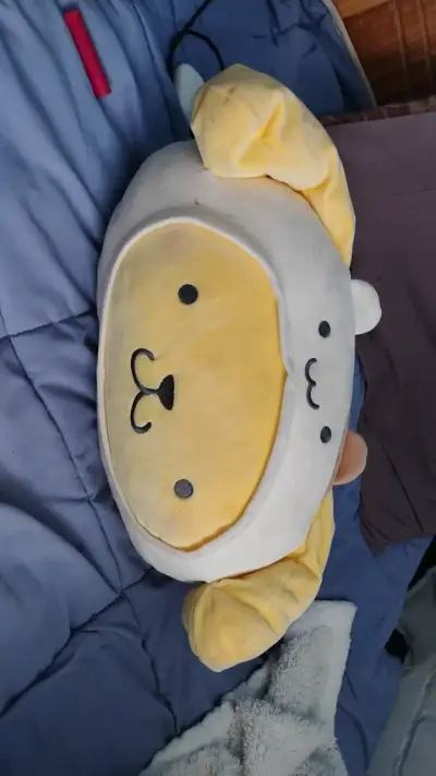 Cojín de peluche amarillo con orejas (pompompurin) - miniatura 1