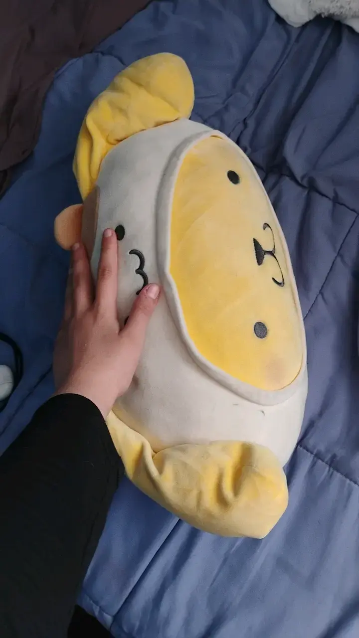 Cojín de peluche amarillo con orejas (pompompurin) - 3
