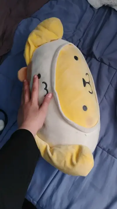 Cojín de peluche amarillo con orejas (pompompurin) - miniatura 3