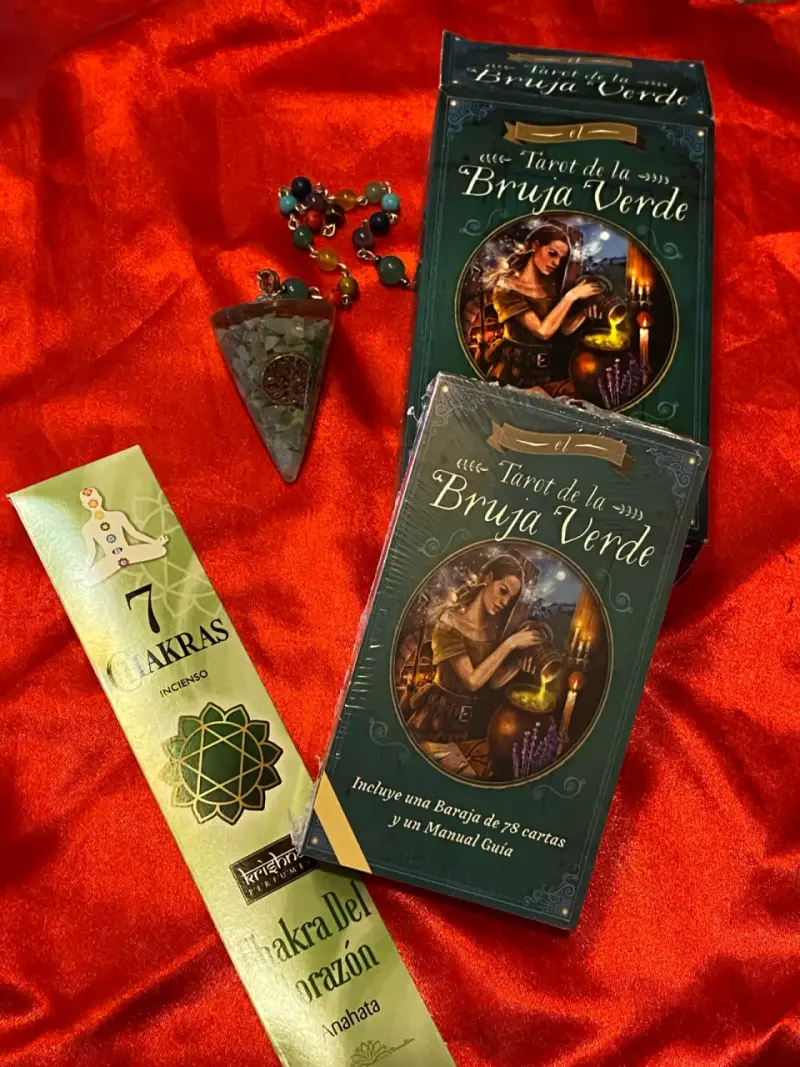 Tarot de la Bruja Verde con Incienso y Colgante