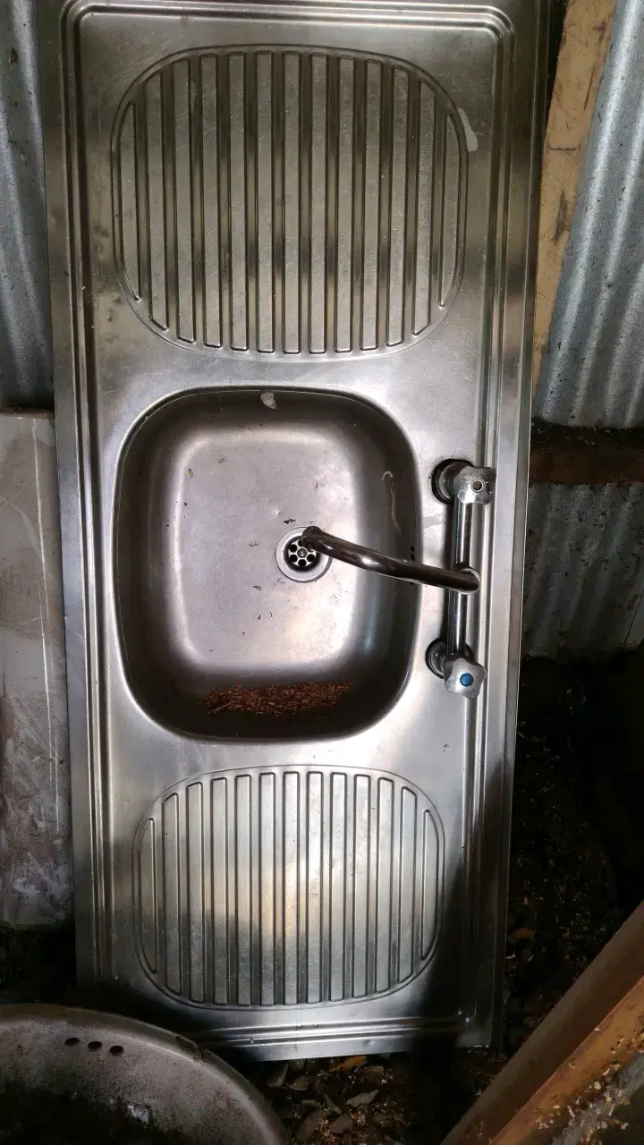 Lavaplatos de acero inoxidable con grifo