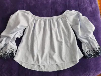 Blusa hombros descubiertos con bordado floral - miniatura 2