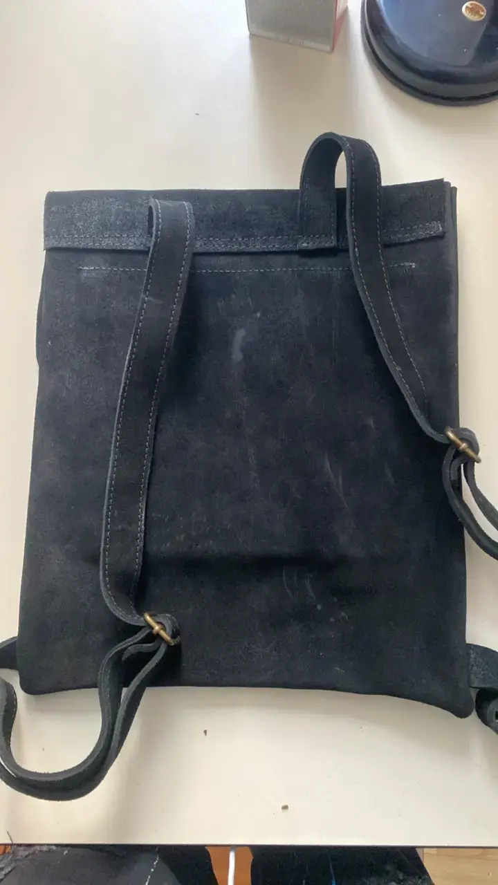 Mochila de cuero negra con hebillas - 2