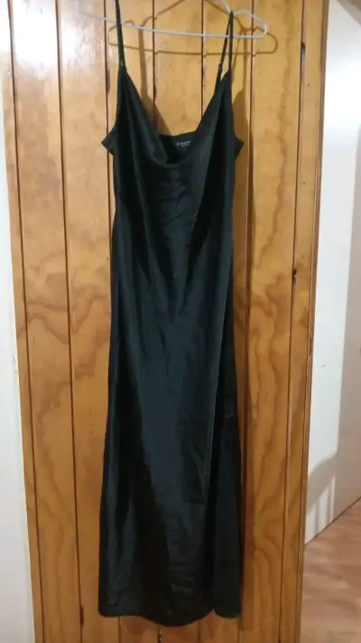 Vestido largo negro elegante con tirantes - miniatura 1