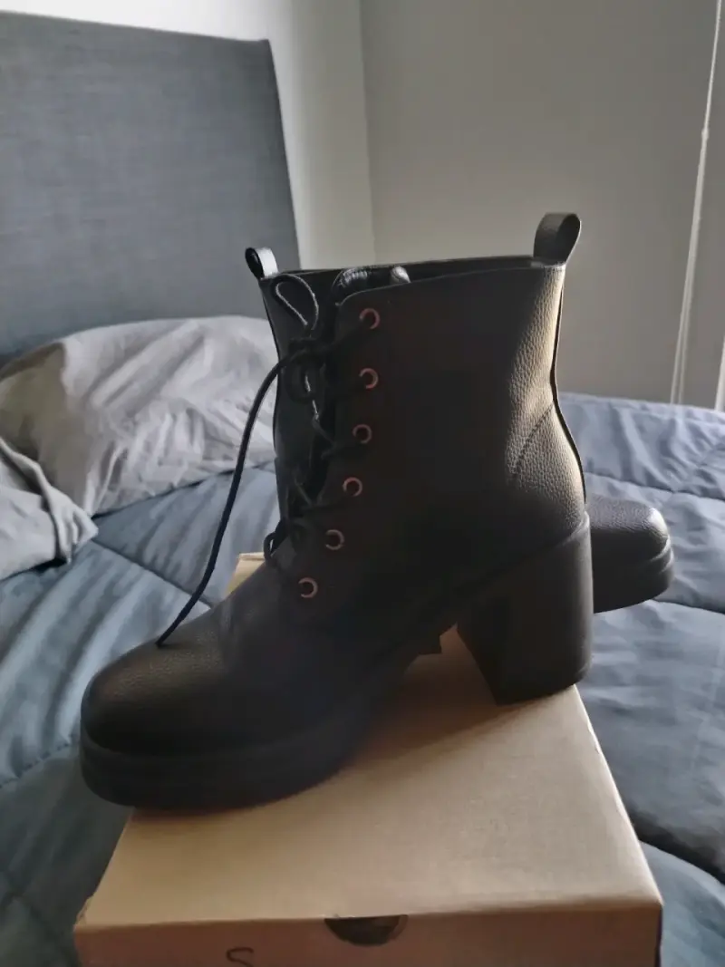 Botines de cuero negro con tacón grueso - 4