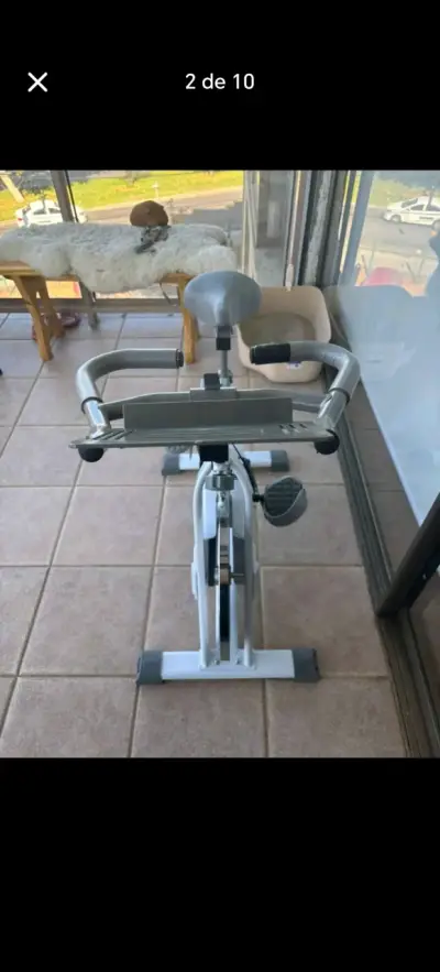 Bicicleta estática de ejercicio gris - miniatura 2