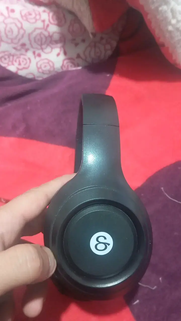 Audífonos inalámbricos negros con diseño moderno - 2