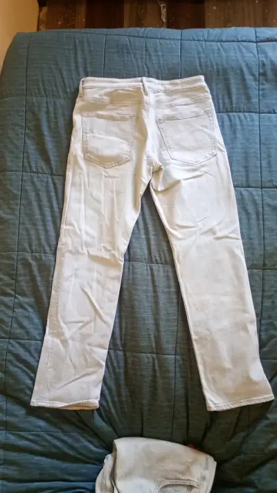 Jeans blancos de mujer estilo casual - miniatura 2