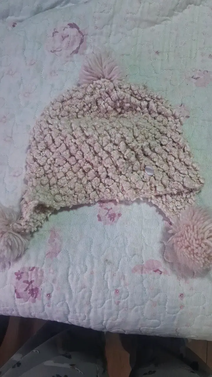 Gorro tejido con pompones beige