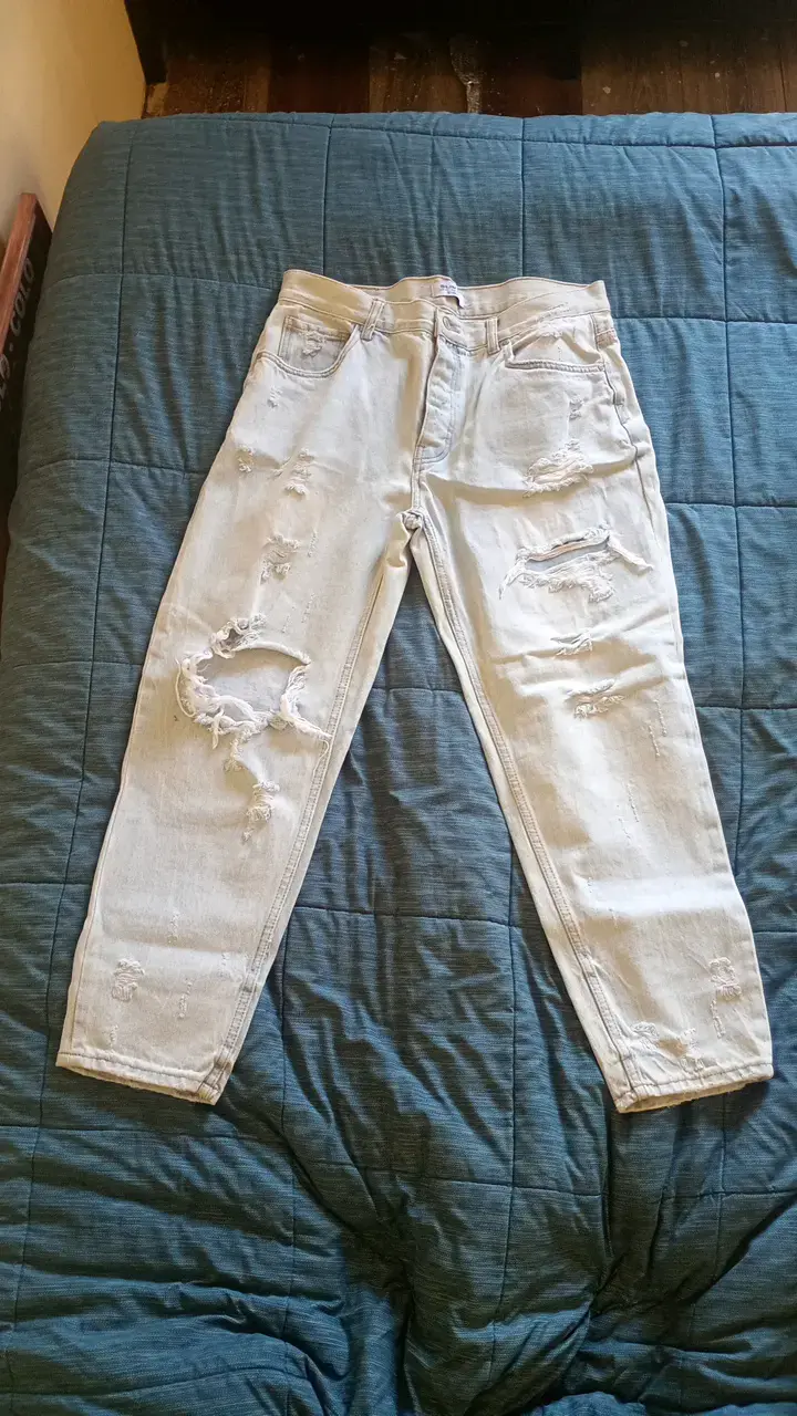 Jeans rasgados de mezclilla claros para mujer - 1
