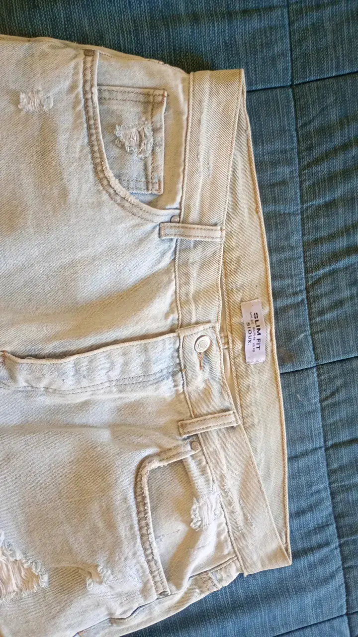 Jeans rasgados de mezclilla claros para mujer - 3