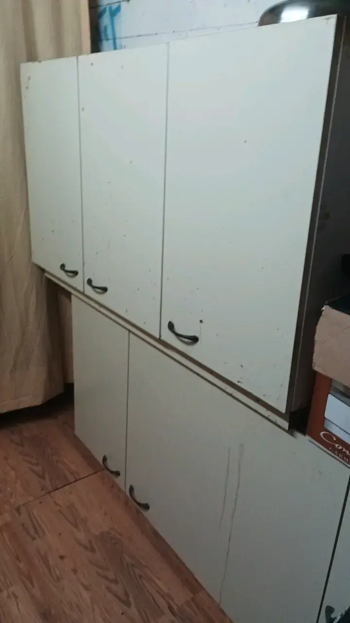Mueble de cocina blanco con múltiples puertas - 1