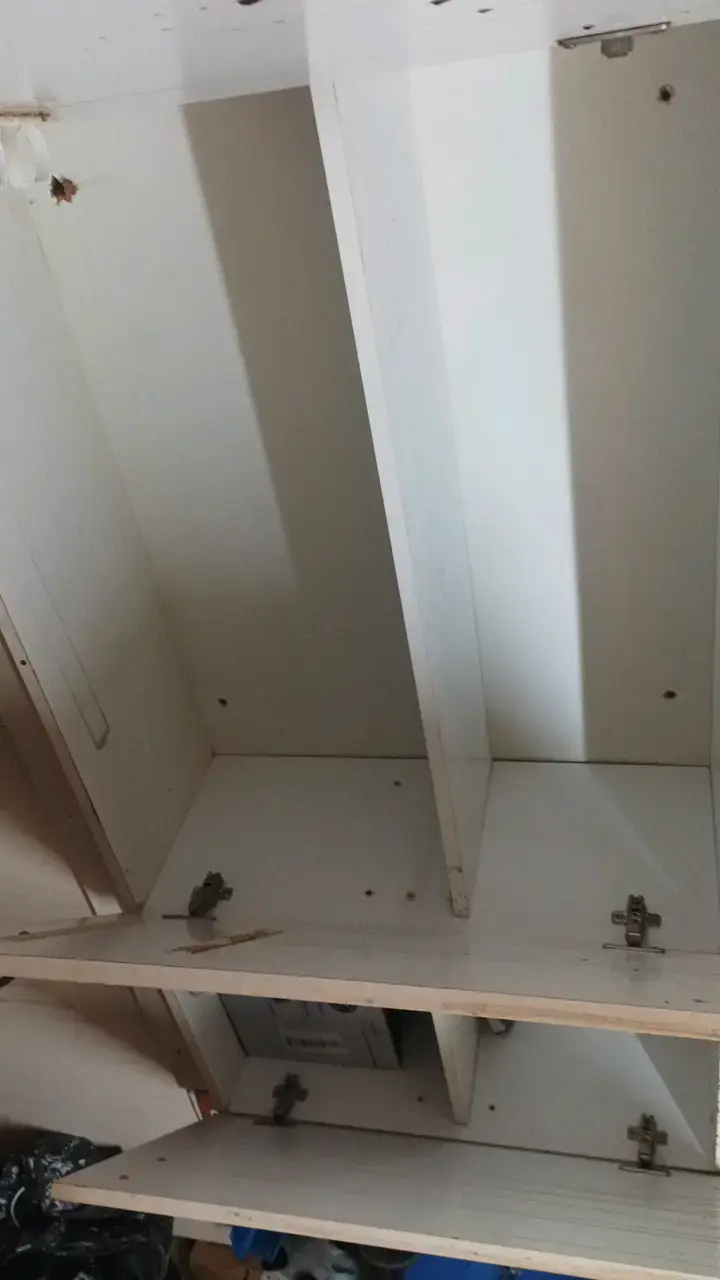 Mueble de cocina blanco con múltiples puertas - 2